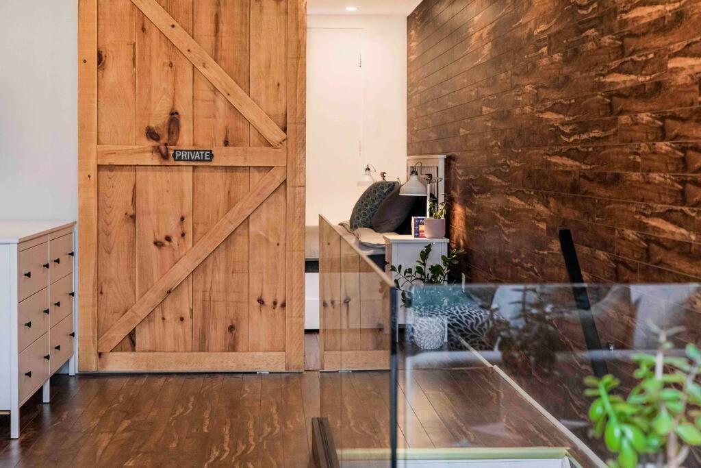 Amazing Fully Renovated Apartment On Queen St. Торонто Экстерьер фото