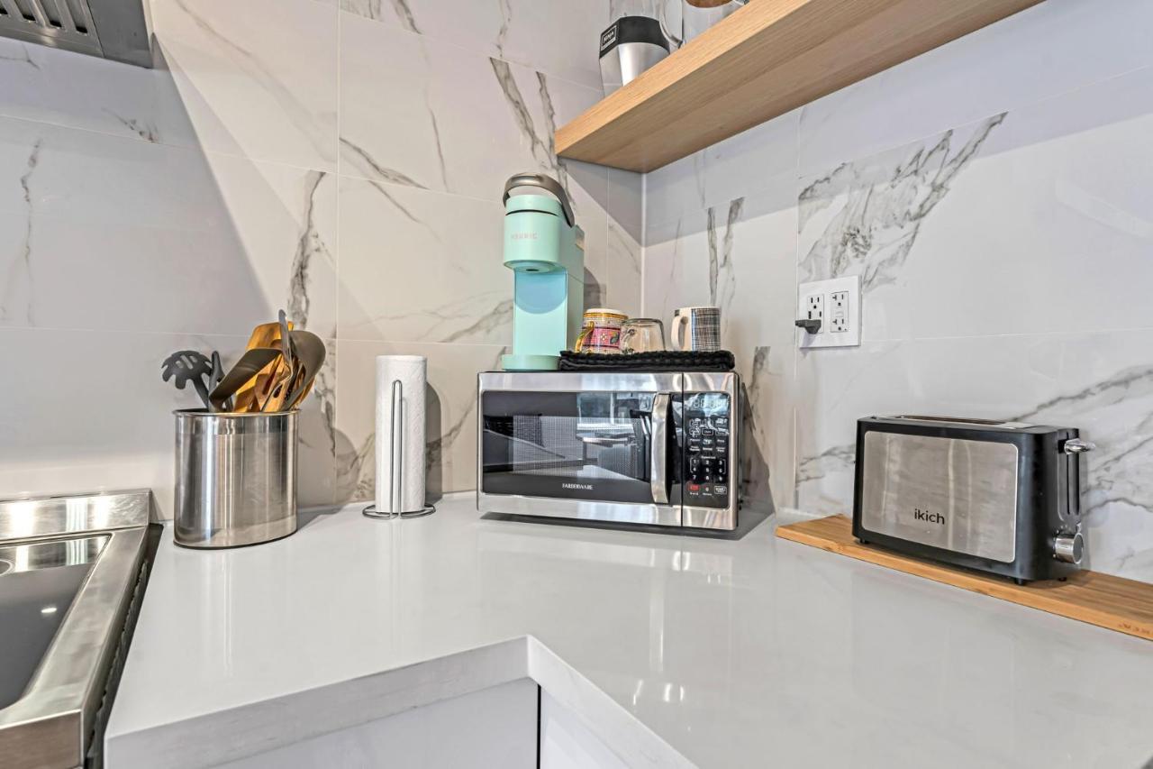 Amazing Fully Renovated Apartment On Queen St. Торонто Экстерьер фото