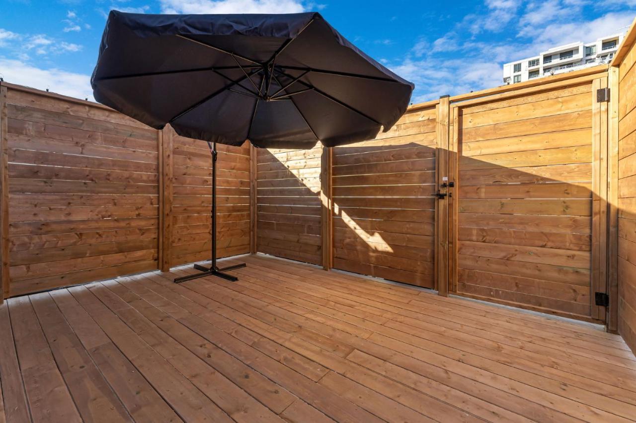 Amazing Fully Renovated Apartment On Queen St. Торонто Экстерьер фото